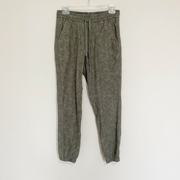 Athleta Pants - Athleta Size 2 Olive Green Camo Printed Farralon Jogger Drawstring Athleisure